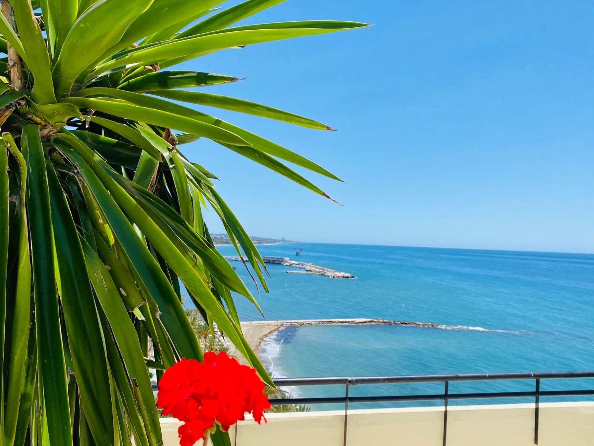 Apartment On The First Line Of The Sea With A View And Free Parking Marbella Luaran gambar