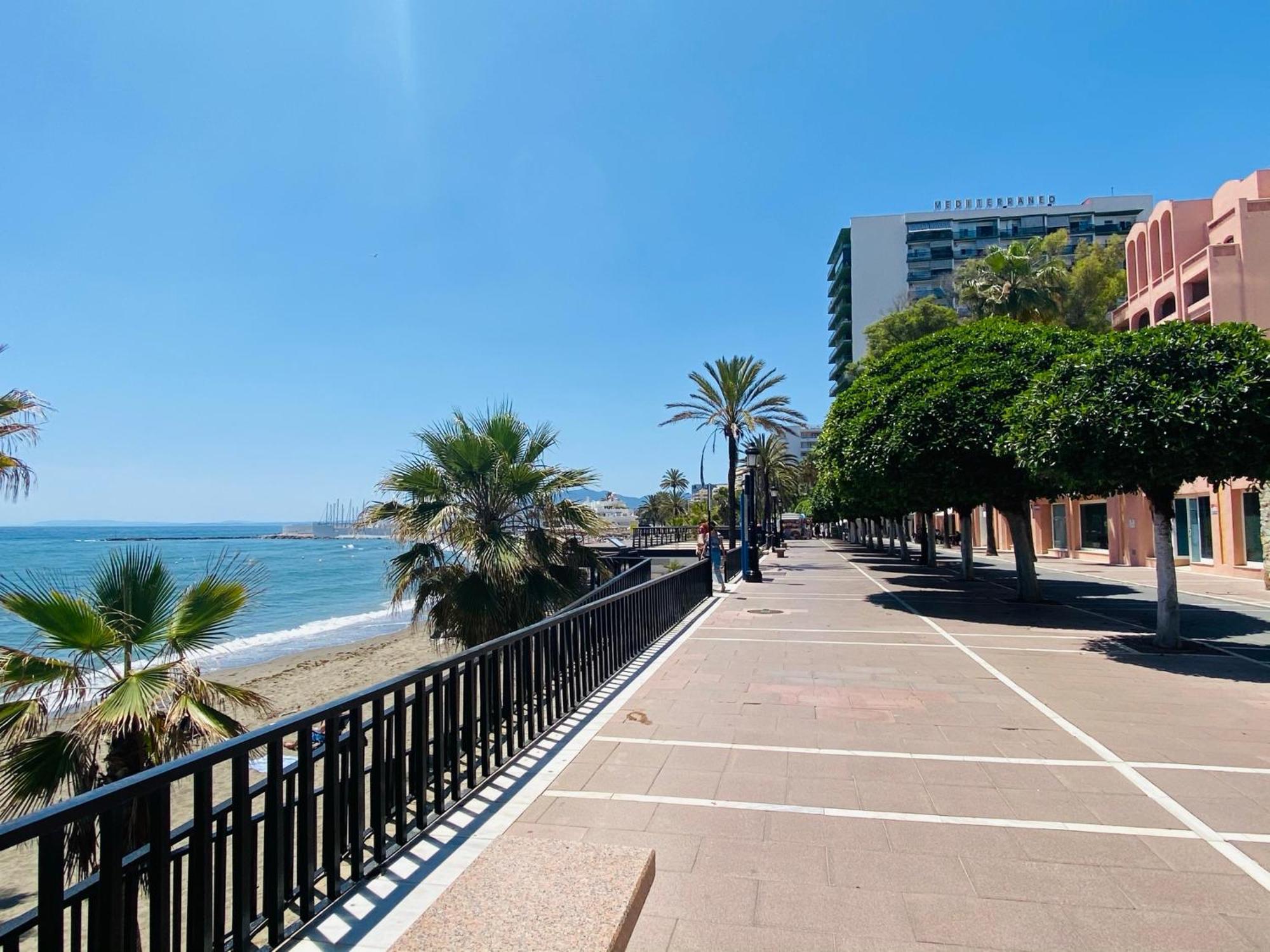 Apartment On The First Line Of The Sea With A View And Free Parking Marbella Luaran gambar